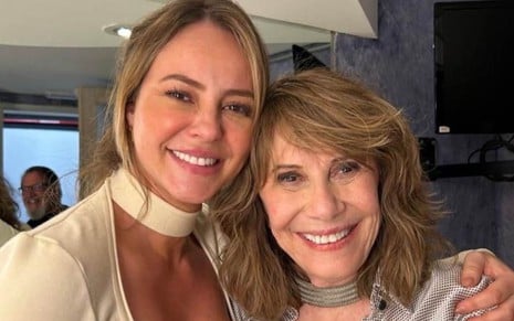 Paolla Oliveira e Renata Sorrah lado a lado, sorrindo, posando para foto