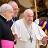 Papa Francisco em um evento dentro de uma catedral no Vaticano, rodeado por outras entidades