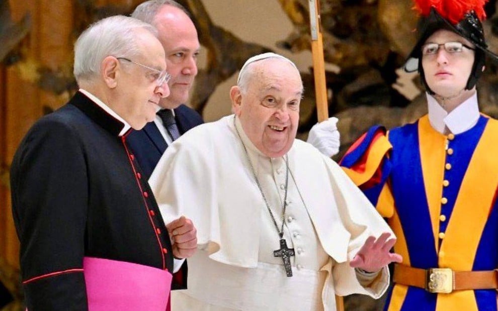 Papa Francisco em um evento dentro de uma catedral no Vaticano, rodeado por outras entidades