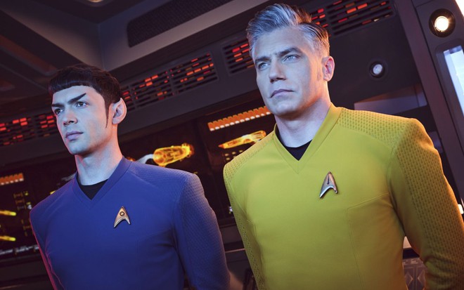 Ethan Peck e Anson Mount têm expressões imponentes em um cenário repleto de servidores eletrônicos