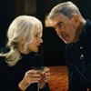 Helen Mirren e Pierce Brosnan se encaram em cena da série Terra da Máfia