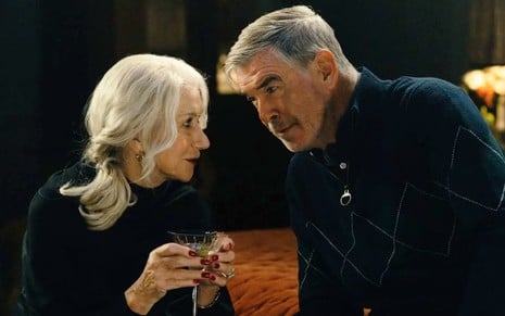 Helen Mirren e Pierce Brosnan se encaram em cena da série Terra da Máfia