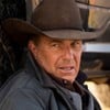 Kevin Costner tem expressão de dor em cena de Yellowstone; ele usa um casaco grande e um chapéu de caubói