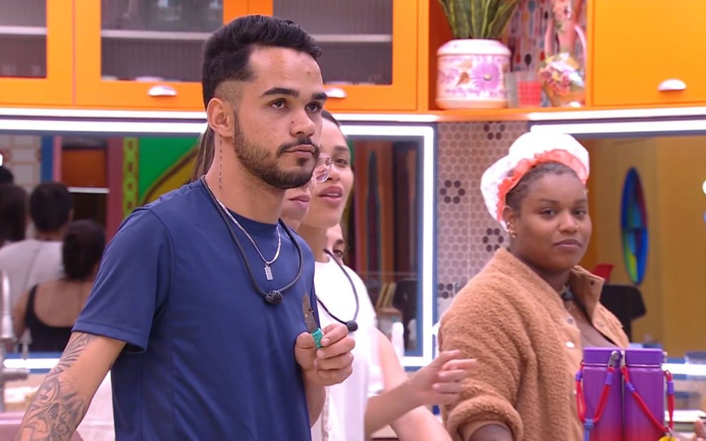 Foto mostra participantes do BBB 25 na cozinha