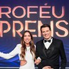 Os apresentadores Patricia Abravanel e Celso Portiolli à frente do Troféu Imprensa