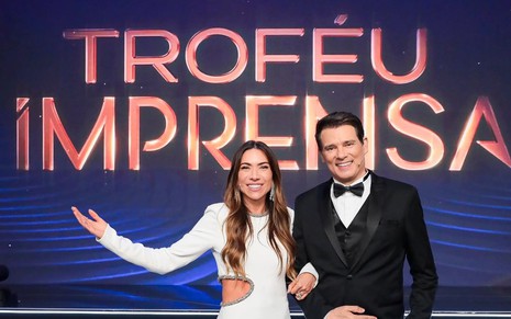 Os apresentadores Patricia Abravanel e Celso Portiolli à frente do Troféu Imprensa