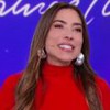 Patricia Abravanel usa uma blusa vermelha no Programa Silvio Santos, no SBT