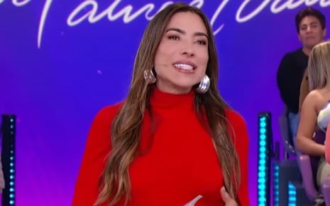 Patricia Abravanel usa uma blusa vermelha no Programa Silvio Santos, no SBT