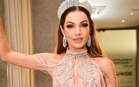 Patrícia Poeta posando com vestido rosa cheio de pedrarias e coroa na cabeça