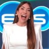 Patricia Abravanel no cenário do Show do Milhão, usando vestido branco e boquiaberta