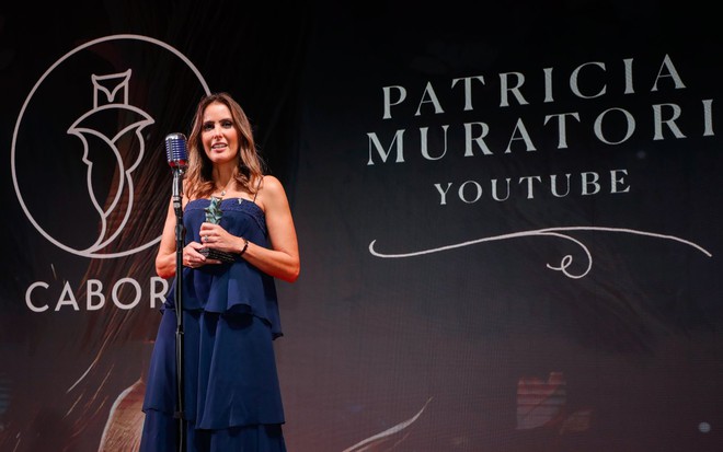 A diretora-geral do YouTube na América Latina, Patrícia Muratori, ao vencer o prêmio Caboré; ela usa vestido longo, azul, de gala