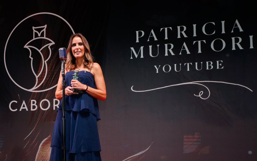 A diretora-geral do YouTube na América Latina, Patrícia Muratori, ao vencer o prêmio Caboré; ela usa vestido longo, azul, de gala