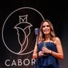 A diretora-geral do YouTube na América Latina, Patrícia Muratori, ao vencer o prêmio Caboré; ela usa vestido longo, azul, de gala