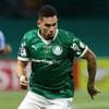 Jogador do Palmeiras, Paulinho usa uniforme verde tradicional do clube; ele faz movimento de corrida em jogo