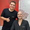 Paulo Mathias posa careca ao lado de profissional