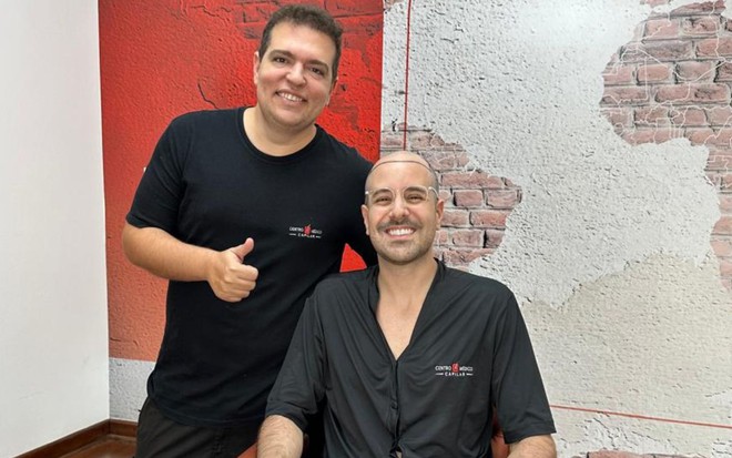 Paulo Mathias posa careca ao lado de profissional