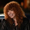 Natasha Lyonne sorri em foto promocional da série Poker Face