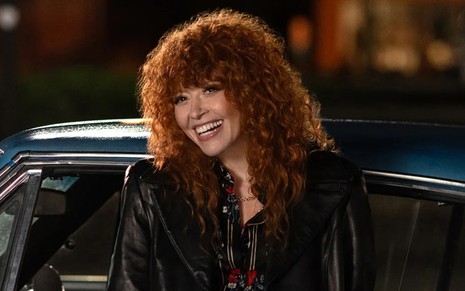 Natasha Lyonne sorri em foto promocional da série Poker Face