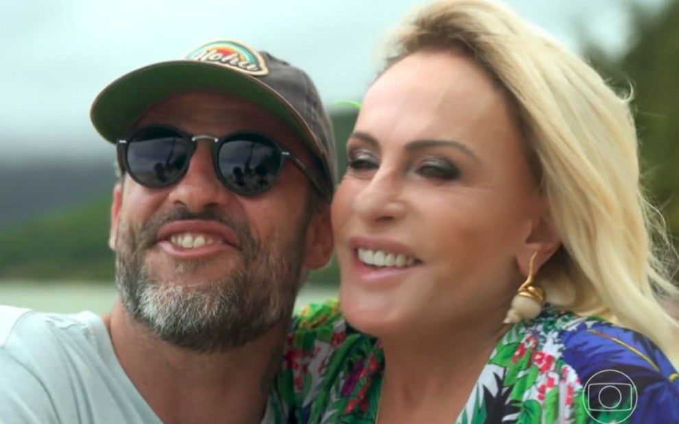 Pedro Maffei e Ana Maria Braga se abraçam e sorriem no Mais Você