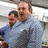 Erick Jacquin durante gravação da nova temporada do Pesadelo na Cozinha, com expressão de irritação em cozinha de restaurante, com outro cozinheiro atrás