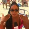 Foto mostra repórter Priscilla Moraes durante entrevista na praia