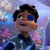 Um menino com um tapa-olho tem uma expressão de espanto em um cenário espacial, com uma lesma feliz ao seu lado