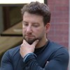 Eros Prado tem expressão concentrada na sala do Power Couple