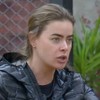Rayanne Morais tem expressão de preocupação e a mão erguida em posição de evitar conflito na sala da casa do Power Couple