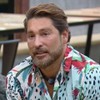 Victor Pecoraro tem expressão de preocupação na sala do Power Couple