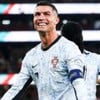 Cristiano Ronaldo veste uniforme branco com detalhes azuis e pretos durante jogo de Portugal