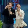 Felipe Andreoli e Rafa Brites no Power Couple Brasil, com microfones em mãos