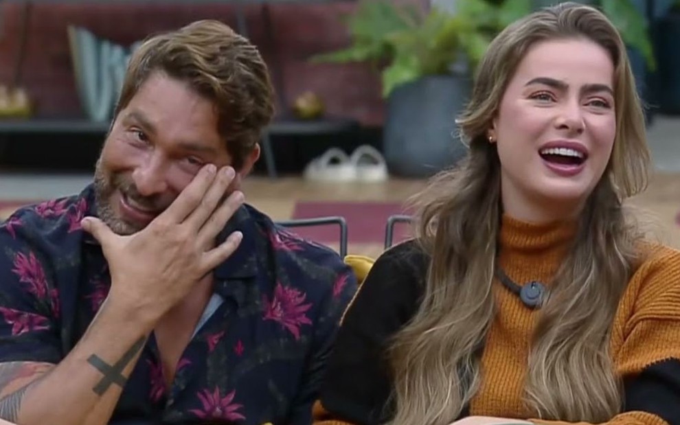 Victor Pecoraro e Rayanne Morais sentados lado a lado no Power Couple Brasil 7
