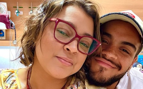 Preta Gil e Francisco Gil estão abraçados em hospital