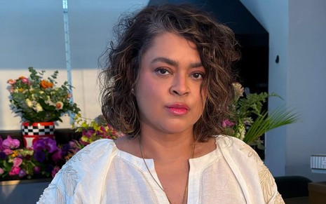 Preta Gil está série e olha para a câmera em foto no Instagram