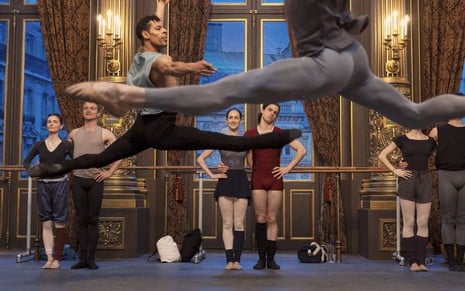 Dançarinos ensaiam performance de balé em cena da série Étoile