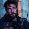 John Krasinski tem expressão séria em cena da série Jack Ryan