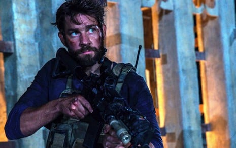 John Krasinski tem expressão séria em cena da série Jack Ryan