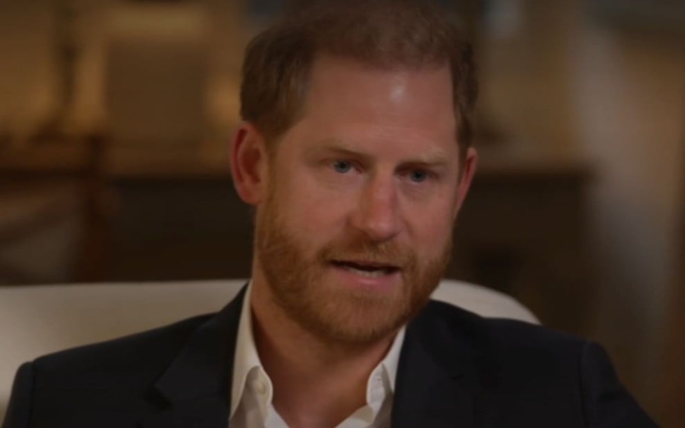 Príncipe Harry em entrevista à BBC, usando terno