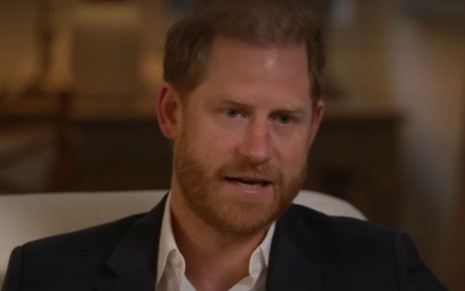 Príncipe Harry em entrevista à BBC, usando terno