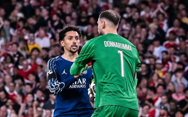 O brasileiro Marquinhos e o italiano Donnarumma em jogo do PSG na Champions League ao vivo
