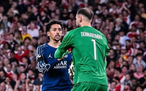O brasileiro Marquinhos e o italiano Donnarumma em jogo do PSG na Champions League ao vivo