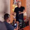 Foto mostra o diretor Paulo Silvestrini orientando uma equipe de gravação