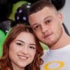 Sofia Liberato e Gabriel Gravino estão abraçados e sorridentes