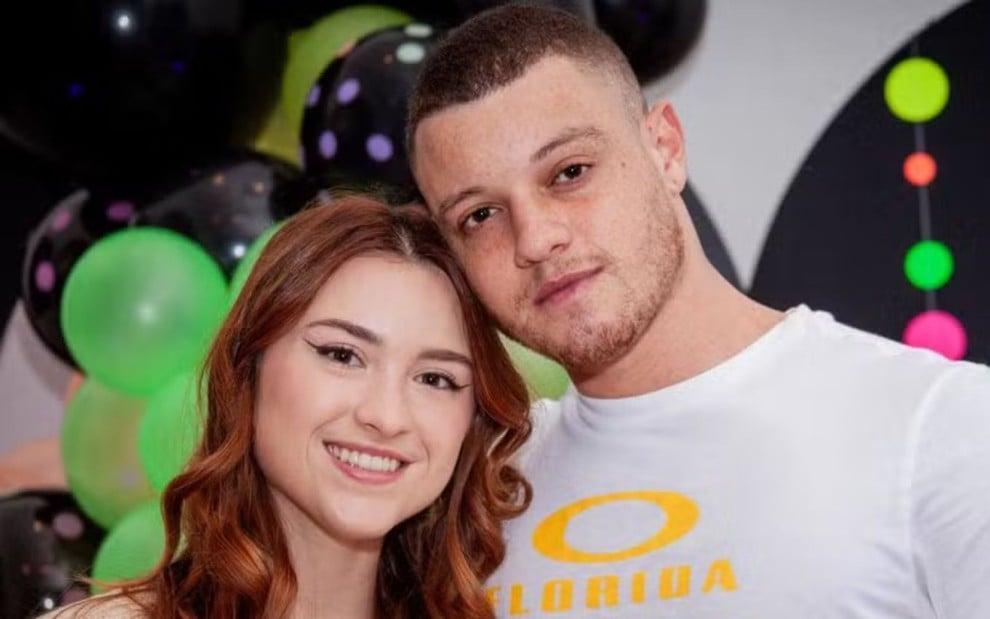 Sofia Liberato e Gabriel Gravino estão abraçados e sorridentes