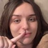 Montagem com dois frames de vídeo publicado por Rafa Kalimann no Instagram, onde ela aparece deitada no sofá