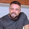 Rafael Cardoso em uma cozinha, usando camiseta cinza