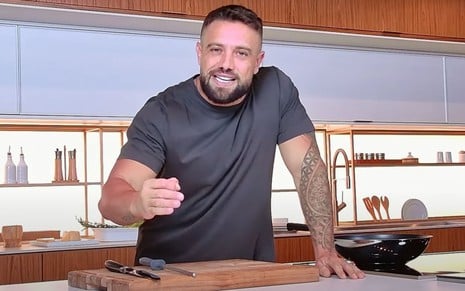 Rafael Cardoso em uma cozinha, usando camiseta cinza