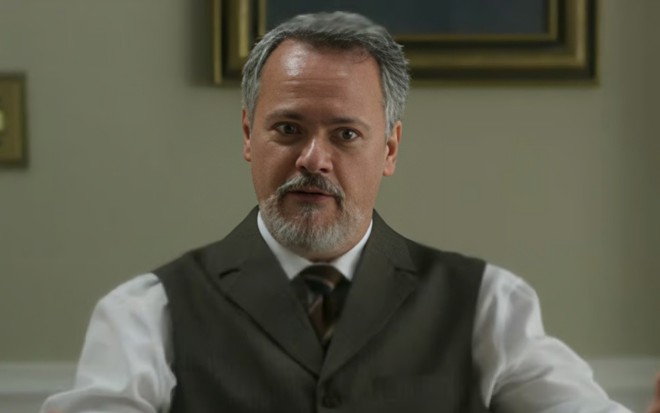 O ator Danton Mello com expressão séria em cena de Garota do Momento
