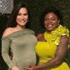 Raissa Barbosa e Jojo Todynho juntas; Raissa usa vestido verde-musgo e Jojo usa vestido amarelo e coloca a mão na barriga da amiga