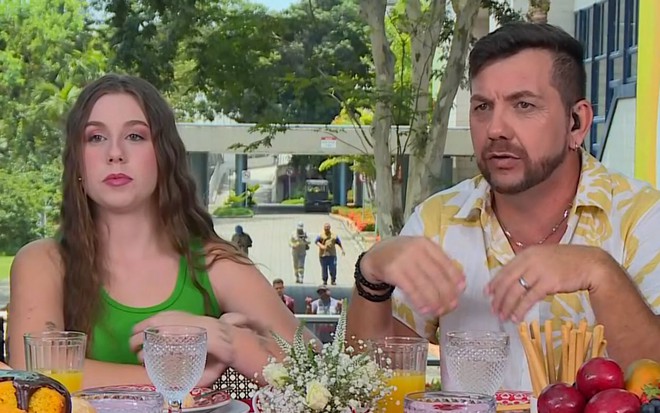 Raissa e Edilberto Simões no Mais Você, atrás da mesa de café da manhã, com caras sérias